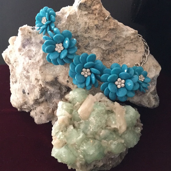 Flower Necklace with Fingerless Gloves - Picture 4 of 8